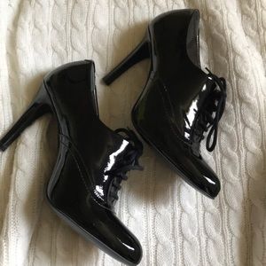 Gianni Bini Black Patent Spectator Heels Size 8